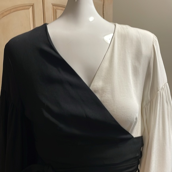 STAUD TRAMPS BLACK AND WHITE COLOR BLOCK WIDE SLEEVE CROP TOP NWT SIZE M - Picture 5 of 11